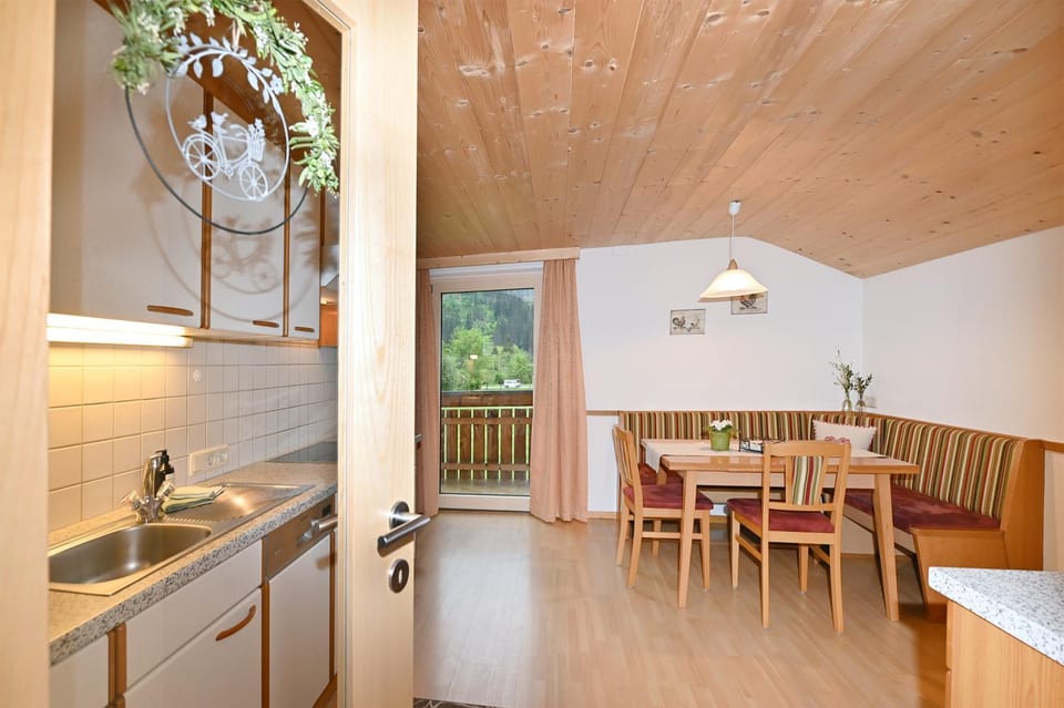 View (from property/room), Balcony/Terrace, Kitchen or kitchenette, Dining area, dishwasher