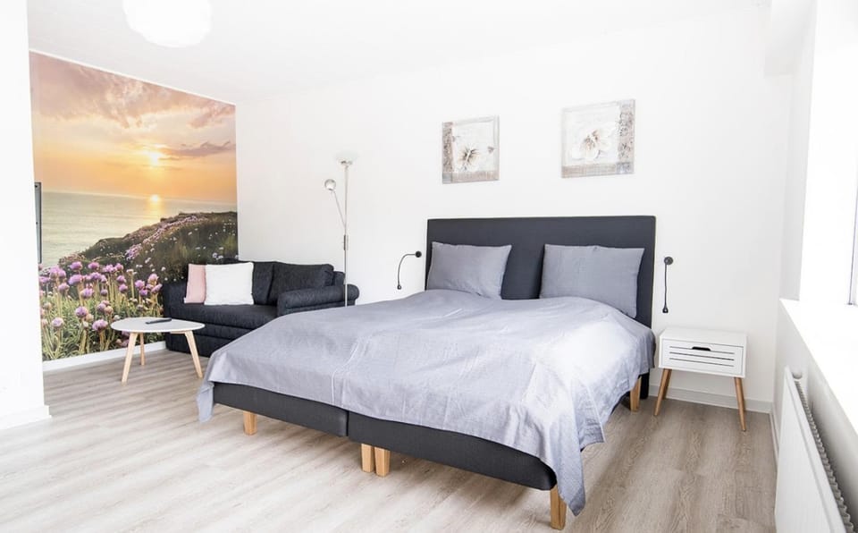 Bed, Photo of the whole room, Seating area, Bedroom