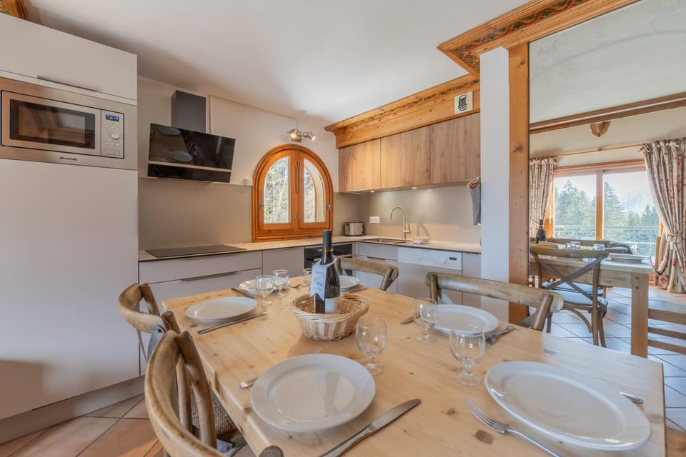Kitchen or kitchenette, Dining area