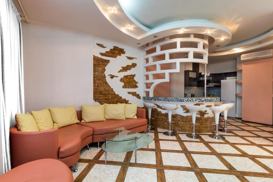 Kitchen or kitchenette, Living room, Seating area, Dining area