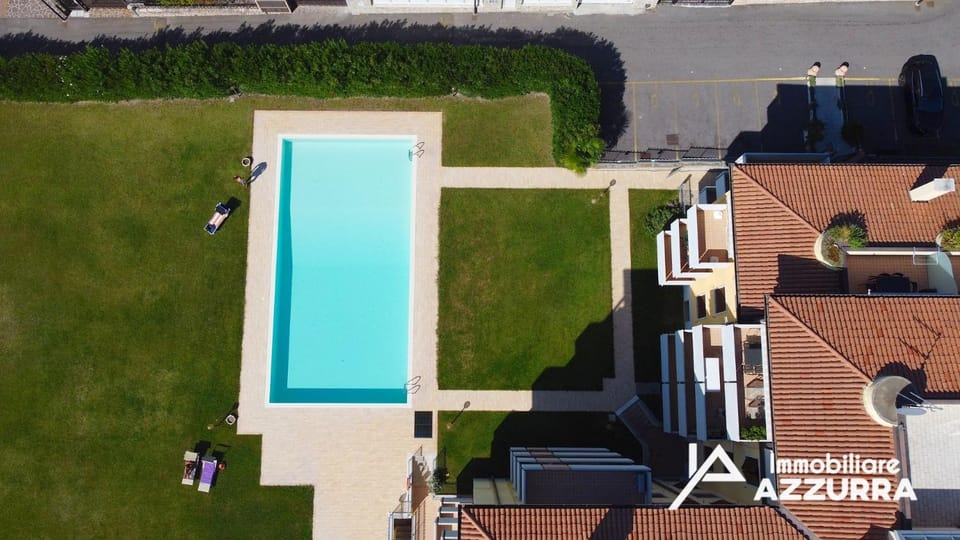 Bird's eye view, Pool view