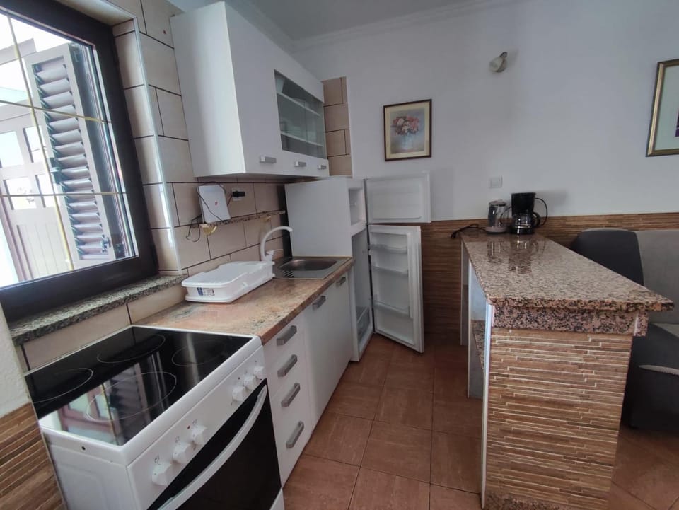 Kitchen or kitchenette, oven, pet friendly, stove
