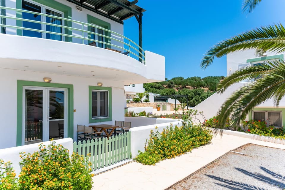 Property building, Day, Garden, Balcony/Terrace, Garden view