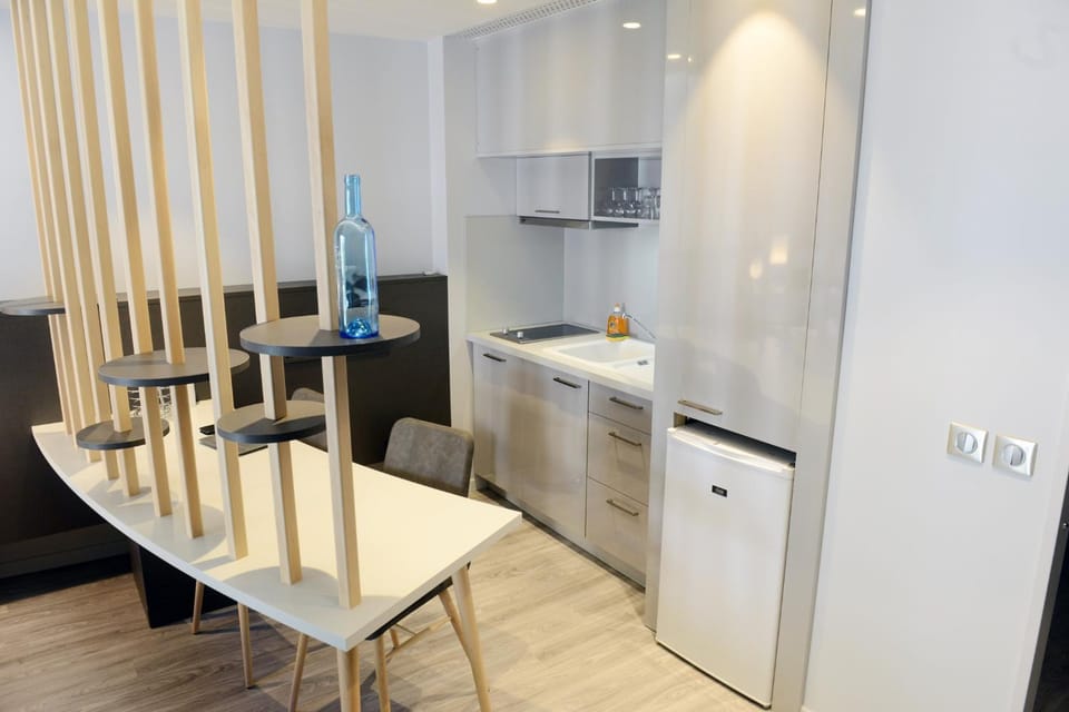 Kitchen or kitchenette, Dining area
