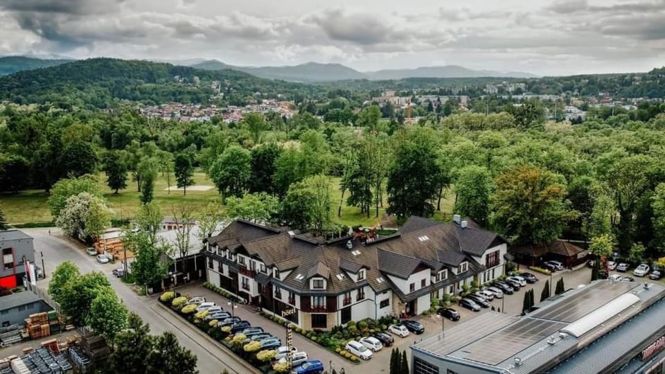 Property building, Neighbourhood, Natural landscape, Bird's eye view, Mountain view, Location, Parking