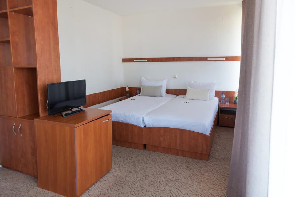 Communal lounge/ TV room, Bed, TV and multimedia, Photo of the whole room, Bedroom