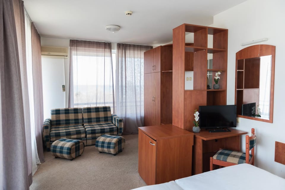 Bed, TV and multimedia, Living room, Photo of the whole room, wardrobe