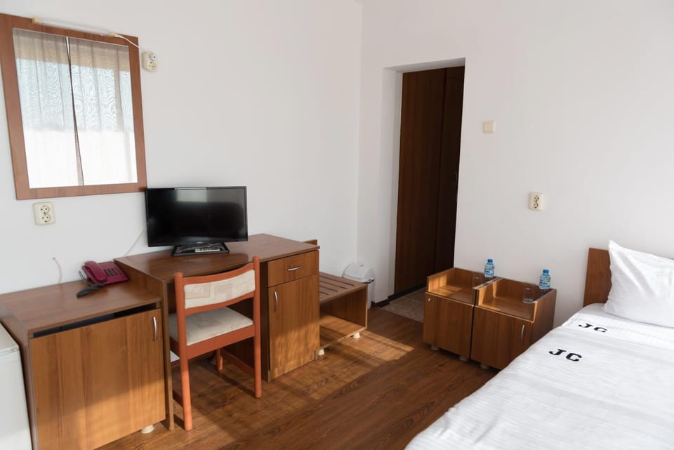 Bed, TV and multimedia, Photo of the whole room