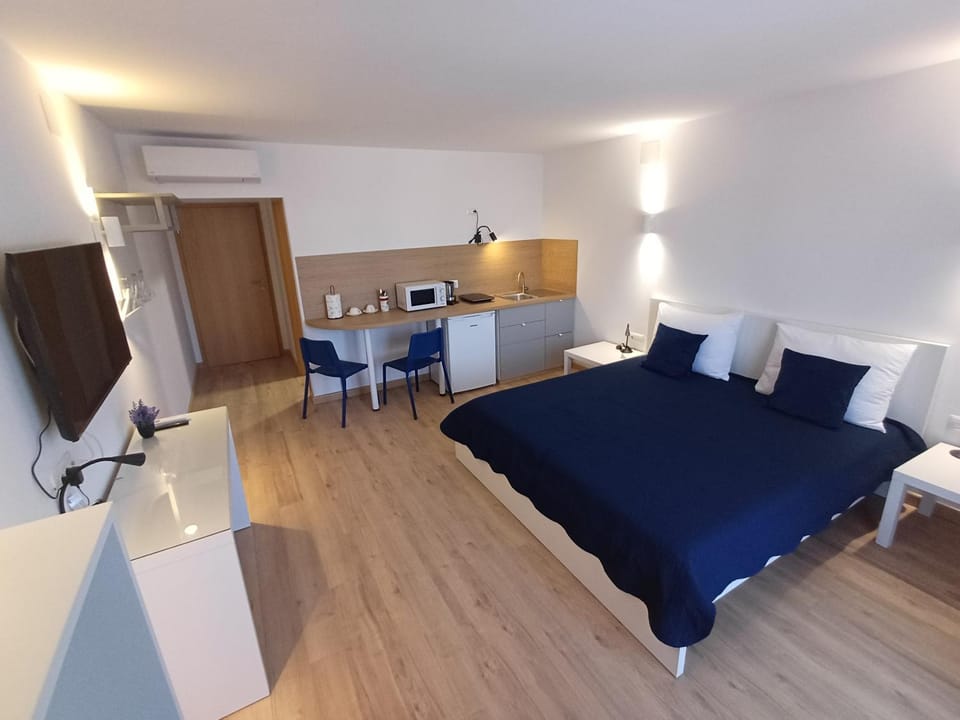 Bed, TV and multimedia, Kitchen or kitchenette, Photo of the whole room, Bedroom