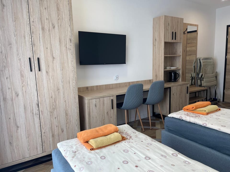 Bed, TV and multimedia, Photo of the whole room, wardrobe