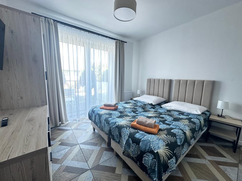 Bed, Photo of the whole room, Seating area, towels