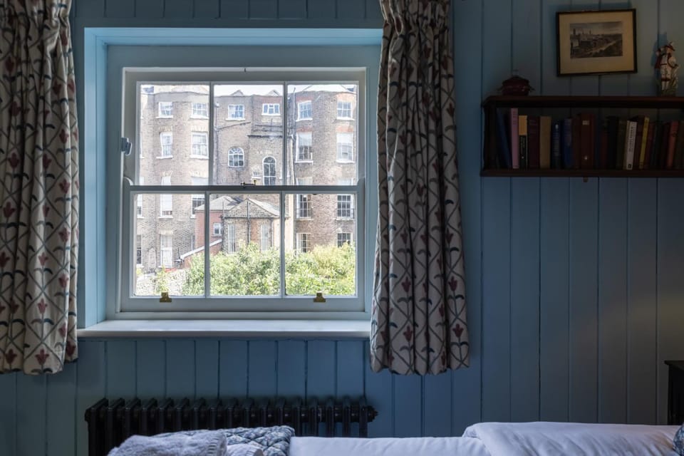 Bed, Photo of the whole room, Decorative detail, Decorative detail, Bedroom