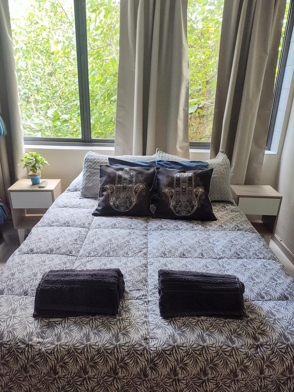 Bed, Bedroom, towels