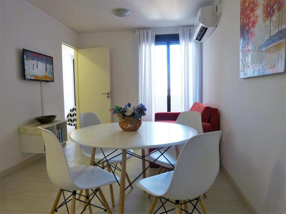 Living room, Photo of the whole room, Decorative detail, Dining area