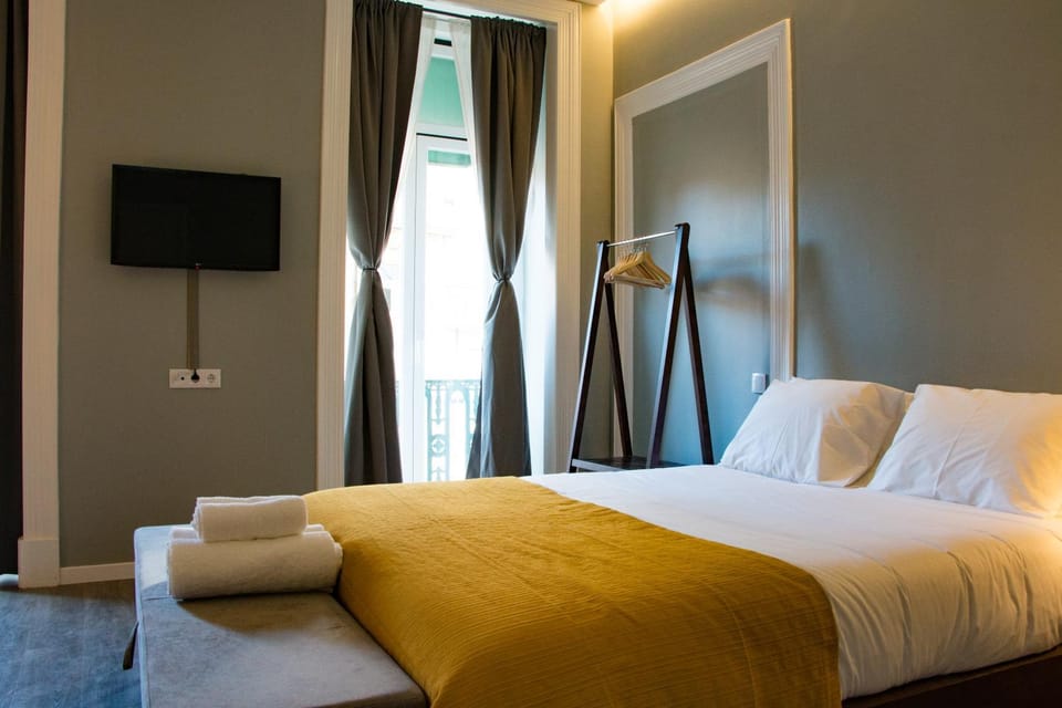 Bed, TV and multimedia, Bedroom