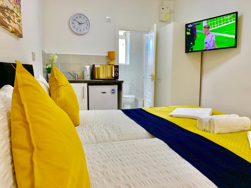 Bed, TV and multimedia, Coffee/tea facilities, Kitchen or kitchenette, Evening entertainment, Bedroom, hair dresser, minibar, towels