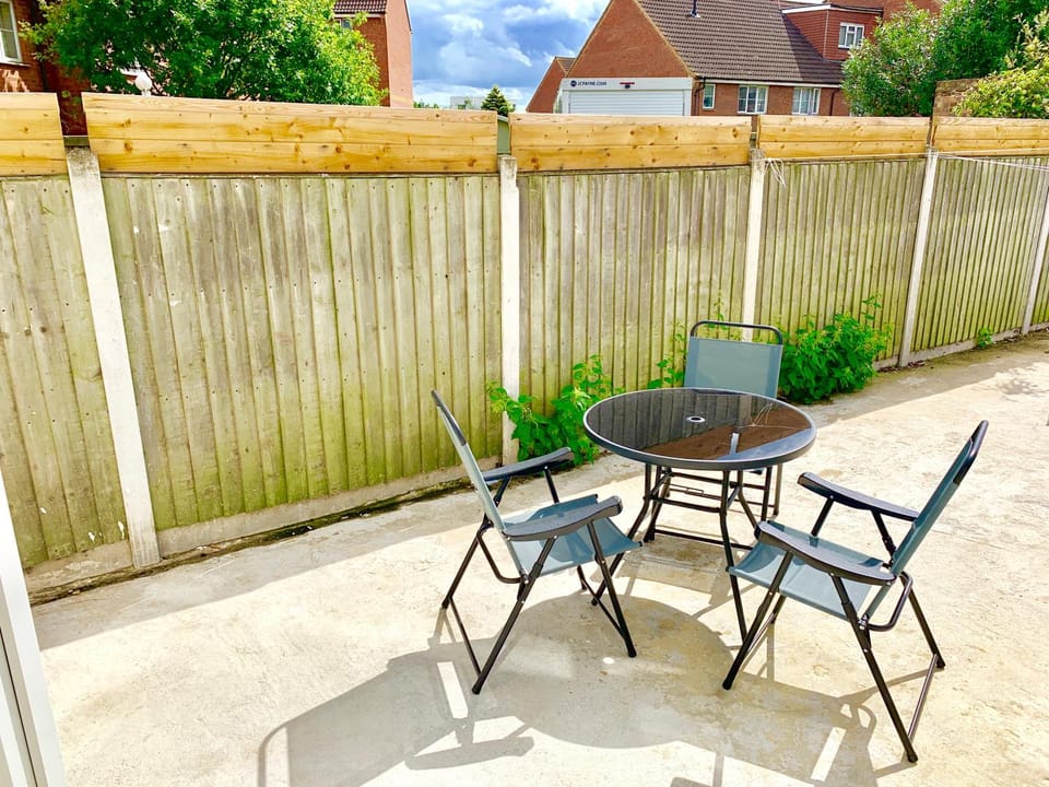 Property building, Patio, Balcony/Terrace, Dining area