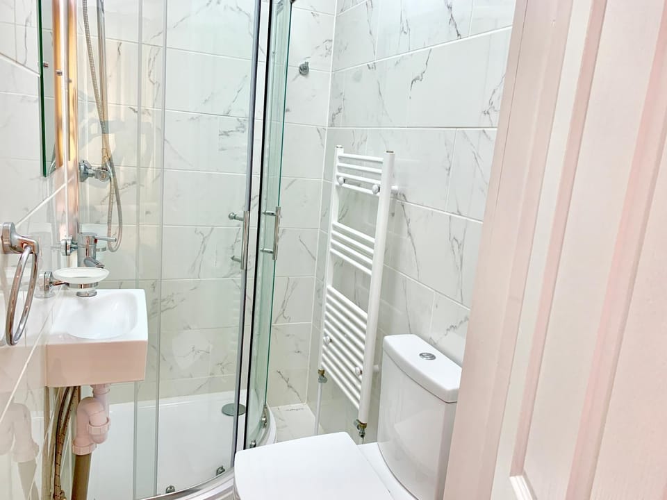 Shower, Toilet, Bathroom, towels