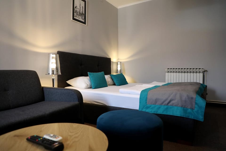 Bed, Photo of the whole room, Seating area, Bedroom