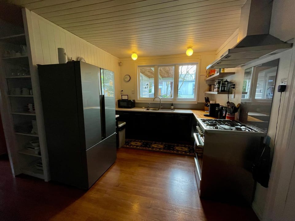Coffee/tea facilities, Kitchen or kitchenette, microwave, oven