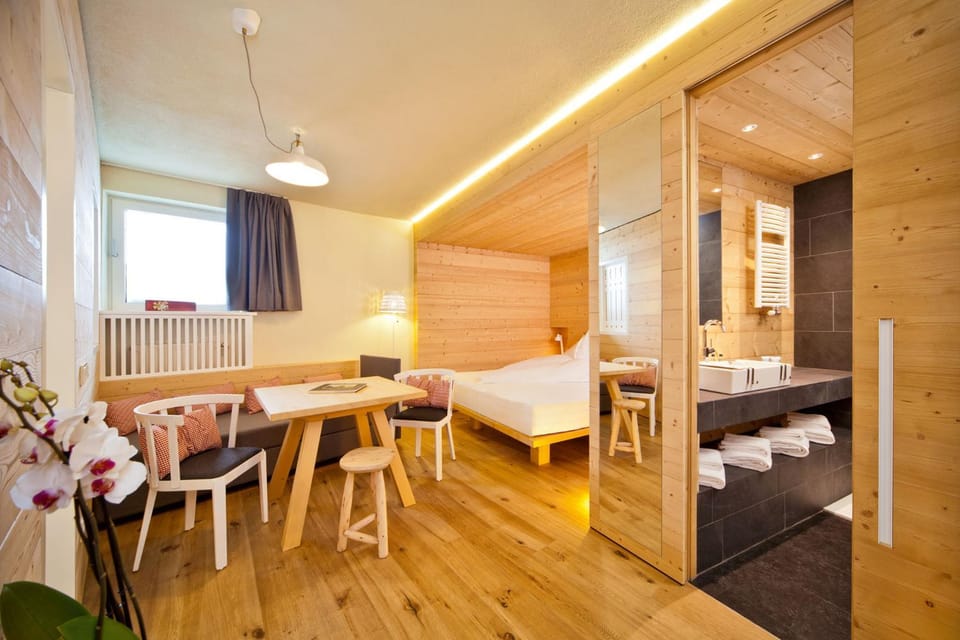 Bed, Bathroom, Photo of the whole room, Seating area, Mountain view, Family, Family