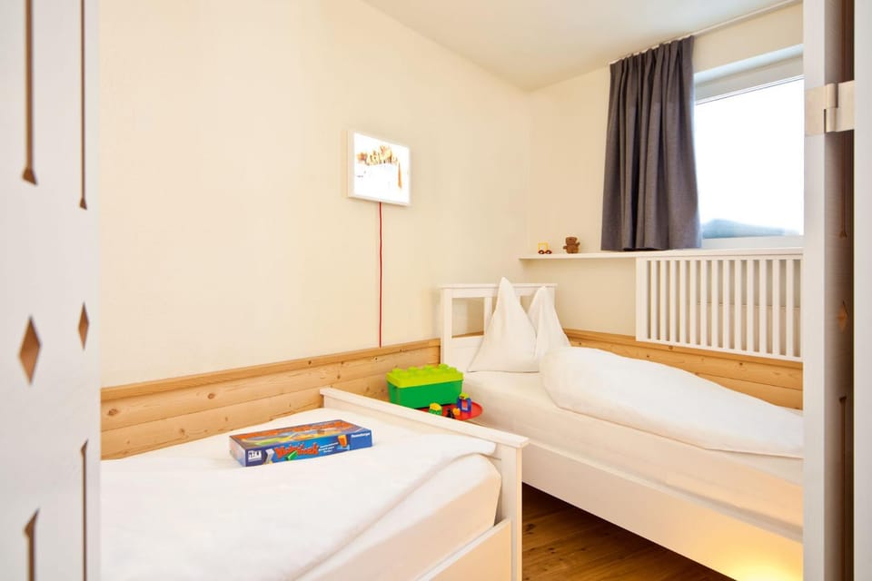 Bed, Game Room, Skiing, Bedroom, Mountain view, Family