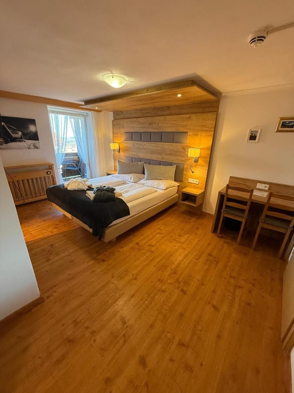 Photo of the whole room, Seating area