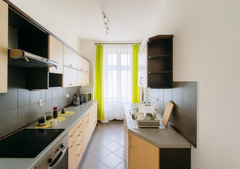 Coffee/tea facilities, Kitchen or kitchenette, dishwasher, stove