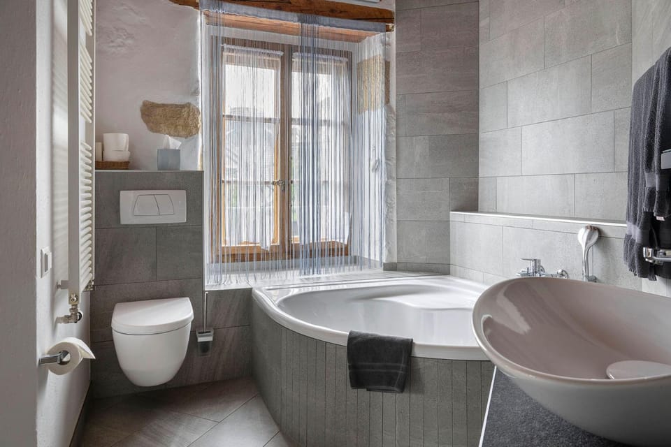 Toilet, Hot Tub, Bathroom, Bath, towels