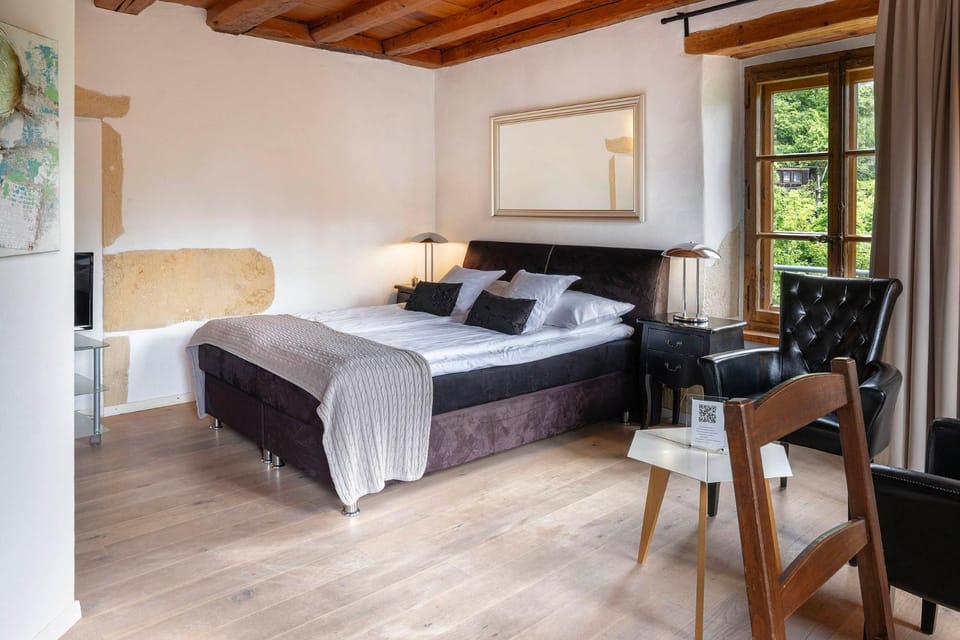 Bed, Photo of the whole room, Seating area, Bedroom