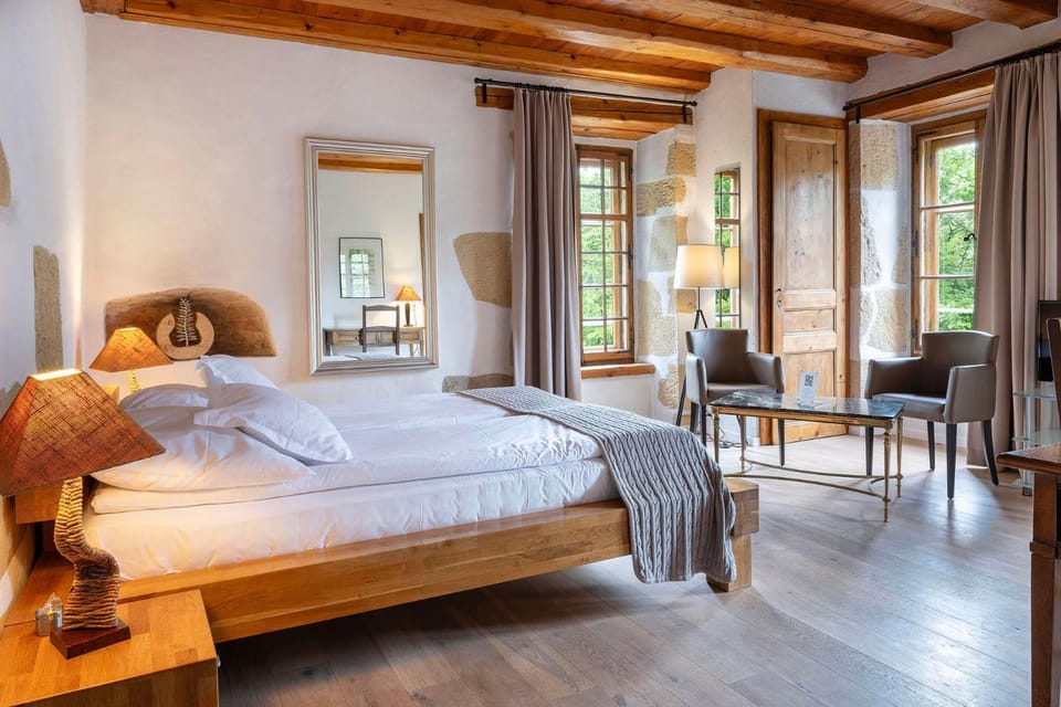 Bed, Living room, Photo of the whole room, Seating area, Bedroom