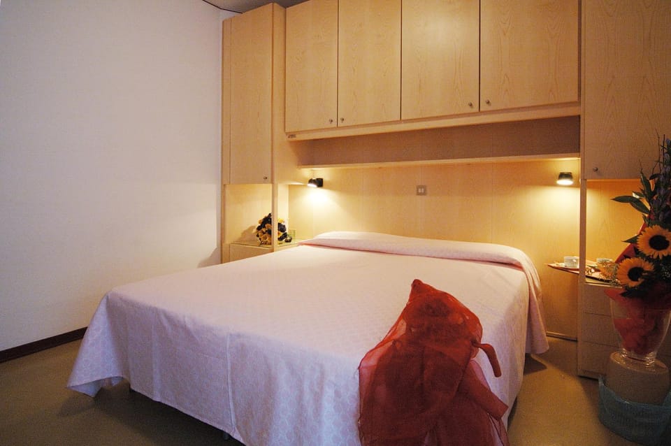 Bed, Photo of the whole room, Bedroom, hair dresser, wardrobe