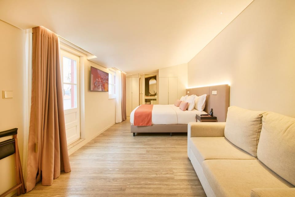 Bed, TV and multimedia, Photo of the whole room, Seating area, Bedroom