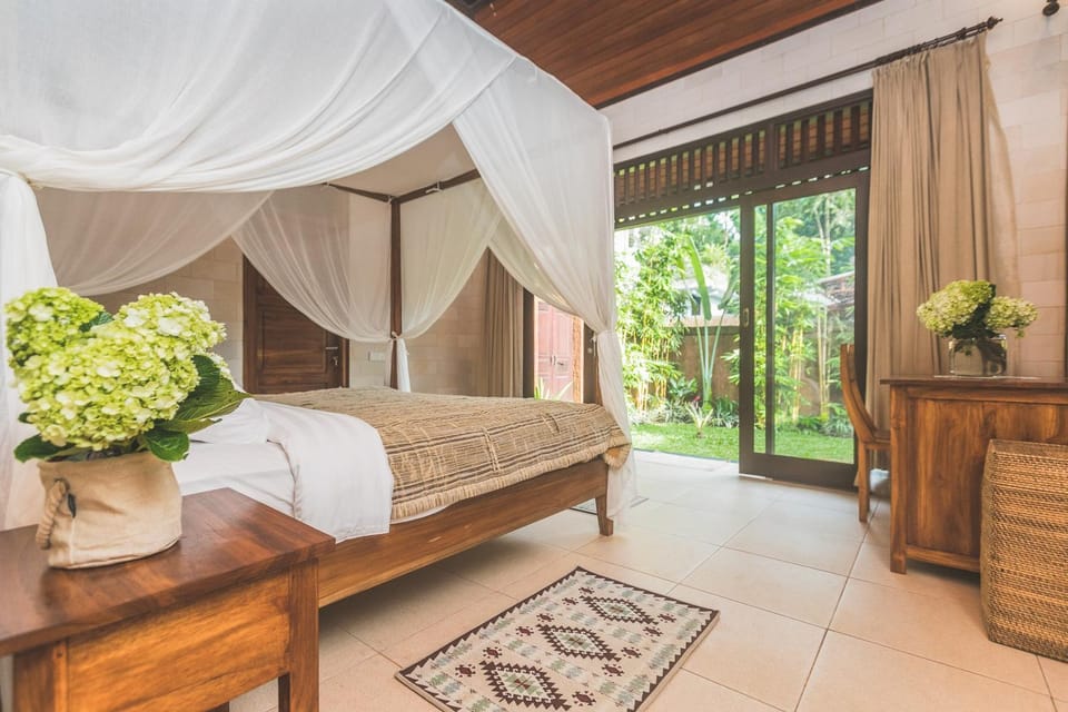 Bed, Bedroom, Garden view