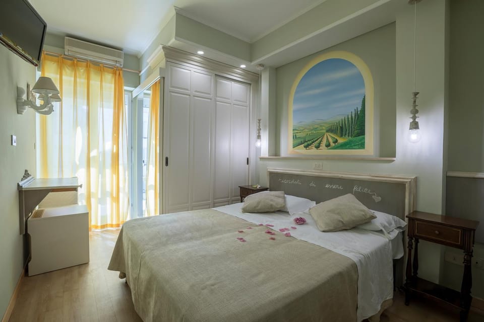 Bed, TV and multimedia, Photo of the whole room, Bedroom