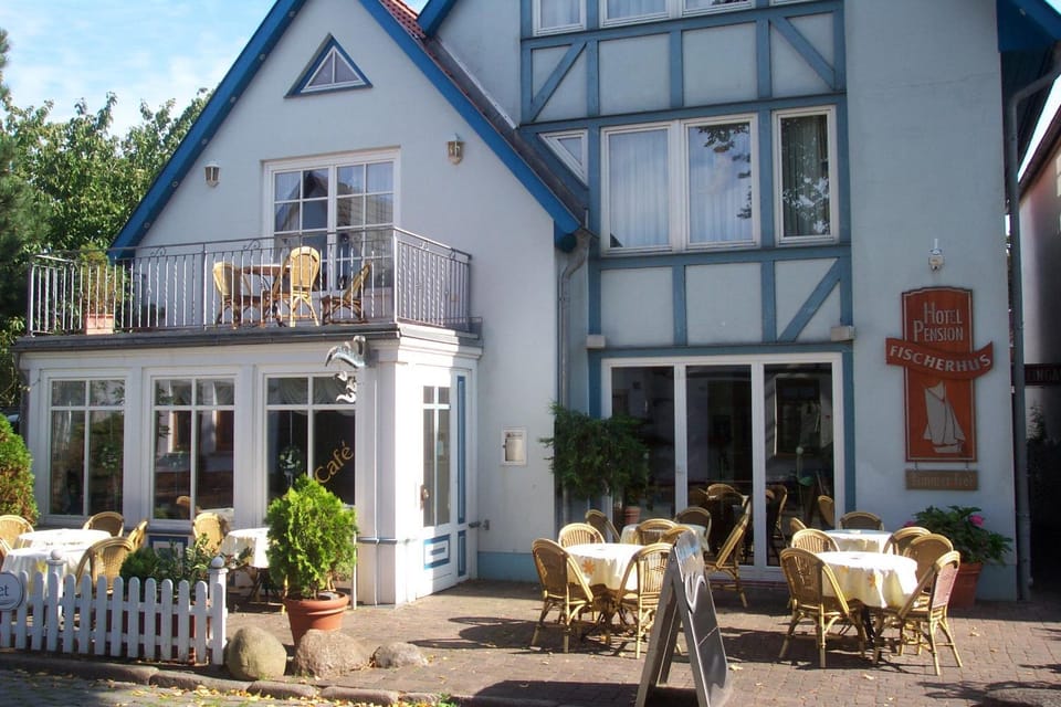 Property building, Facade/entrance, Day