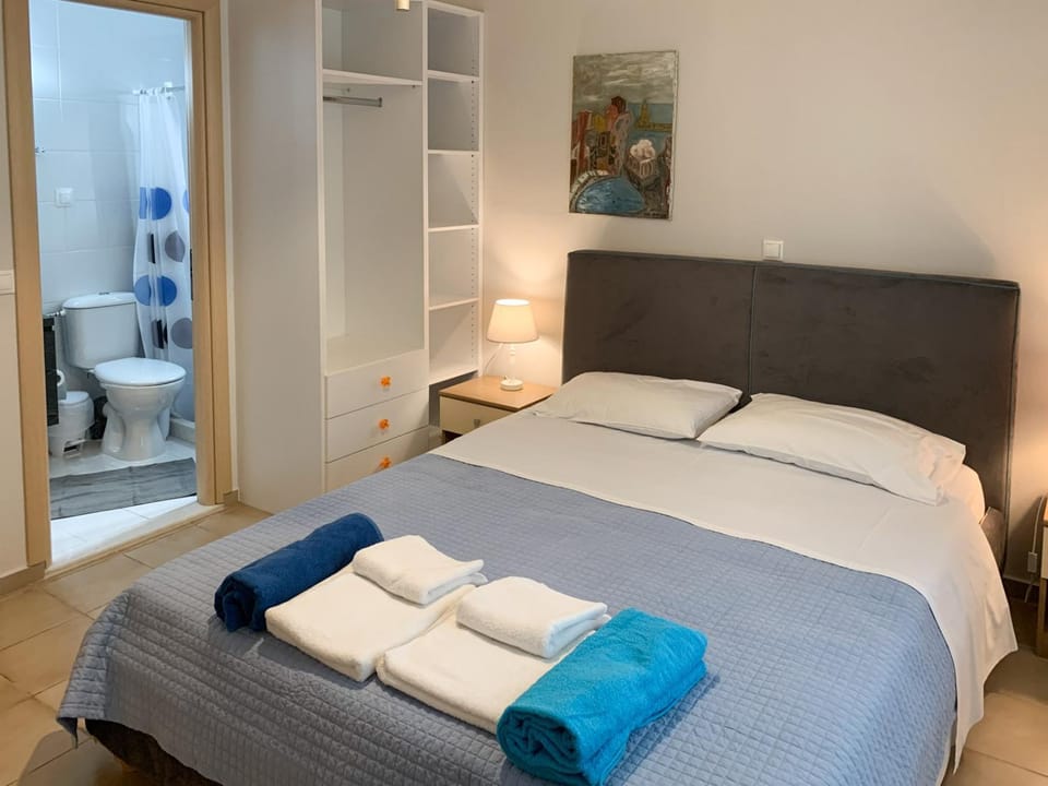 Bed, Bathroom, Photo of the whole room, Bedroom