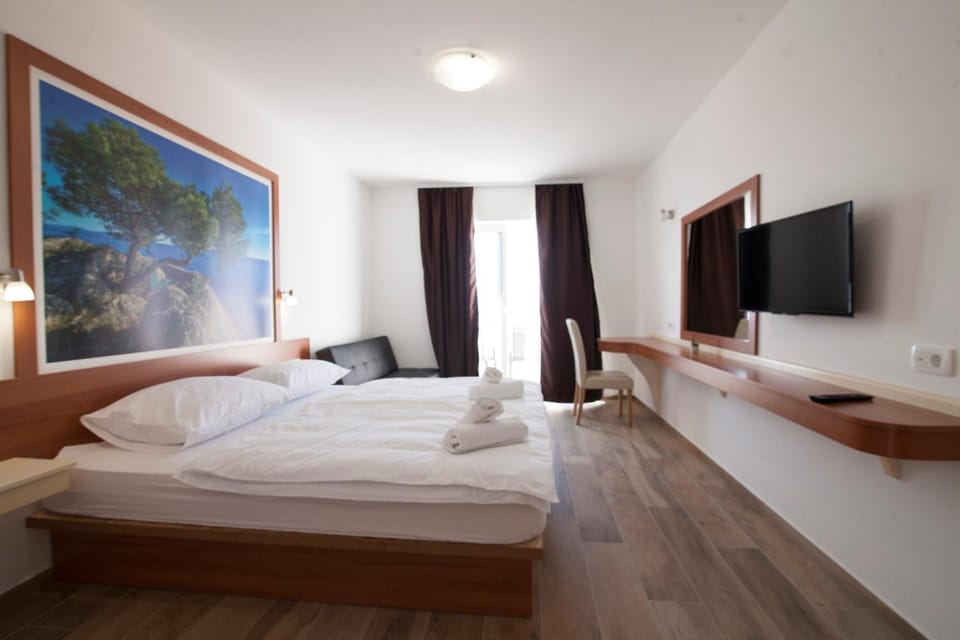 Bed, TV and multimedia, Photo of the whole room, Bedroom, towels