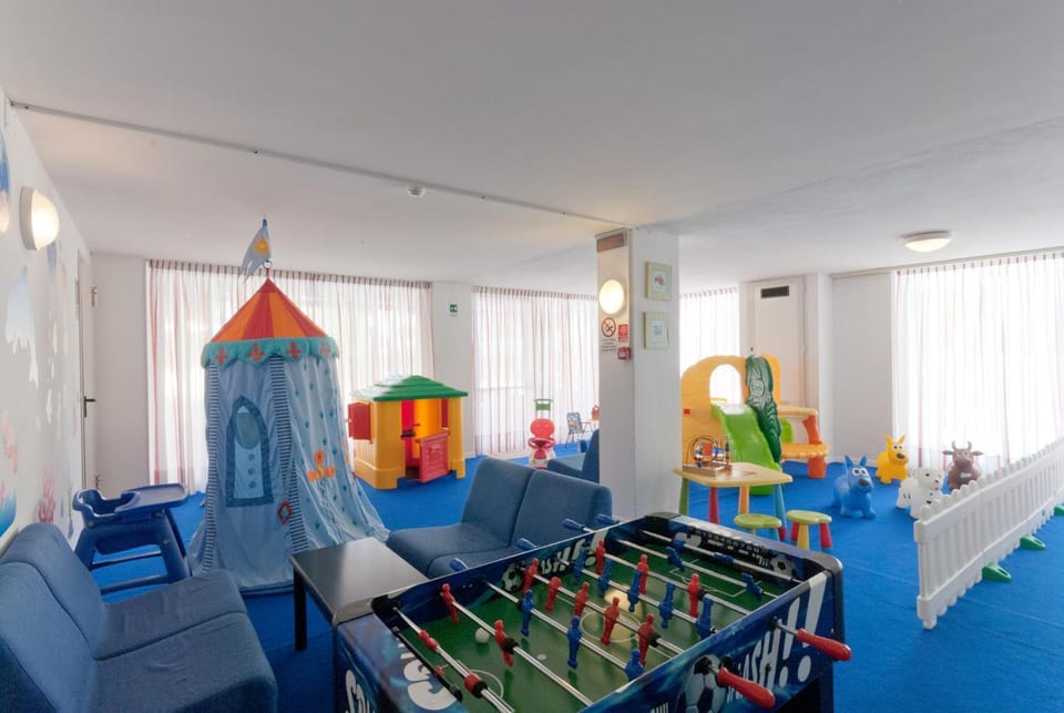 Game Room, Evening entertainment