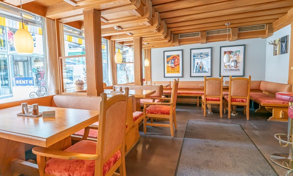 Restaurant/places to eat, Living room