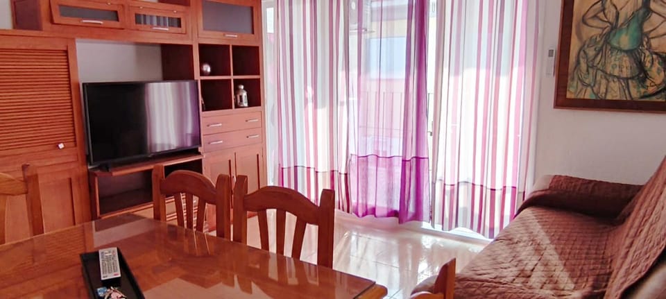 TV and multimedia, Living room, Seating area, Dining area