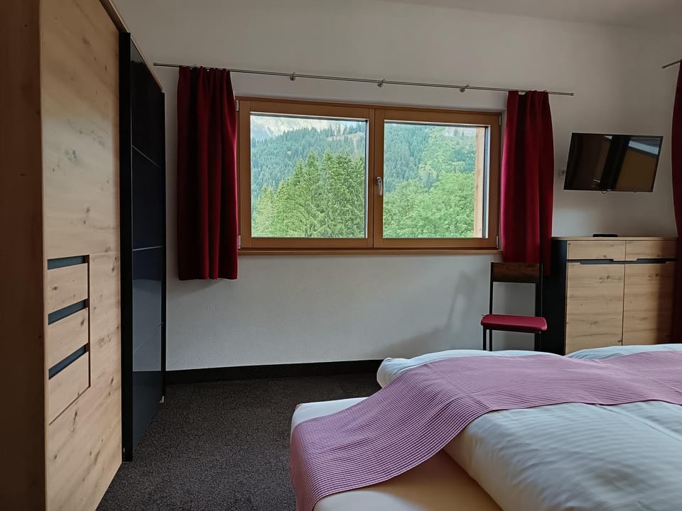 Bed, TV and multimedia, Photo of the whole room, Bedroom, wardrobe