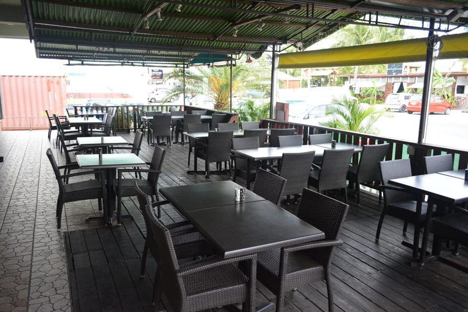 Restaurant/places to eat, Meals, Continental breakfast, Lunch, Dinner, Drinks, Alcoholic drinks, Non alcoholic drinks