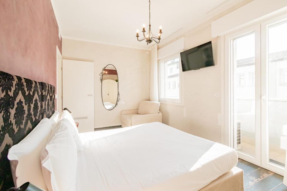 Bed, TV and multimedia, Bedroom