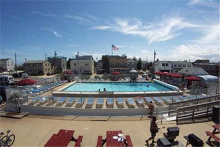 Swimming pool, Swimming pool