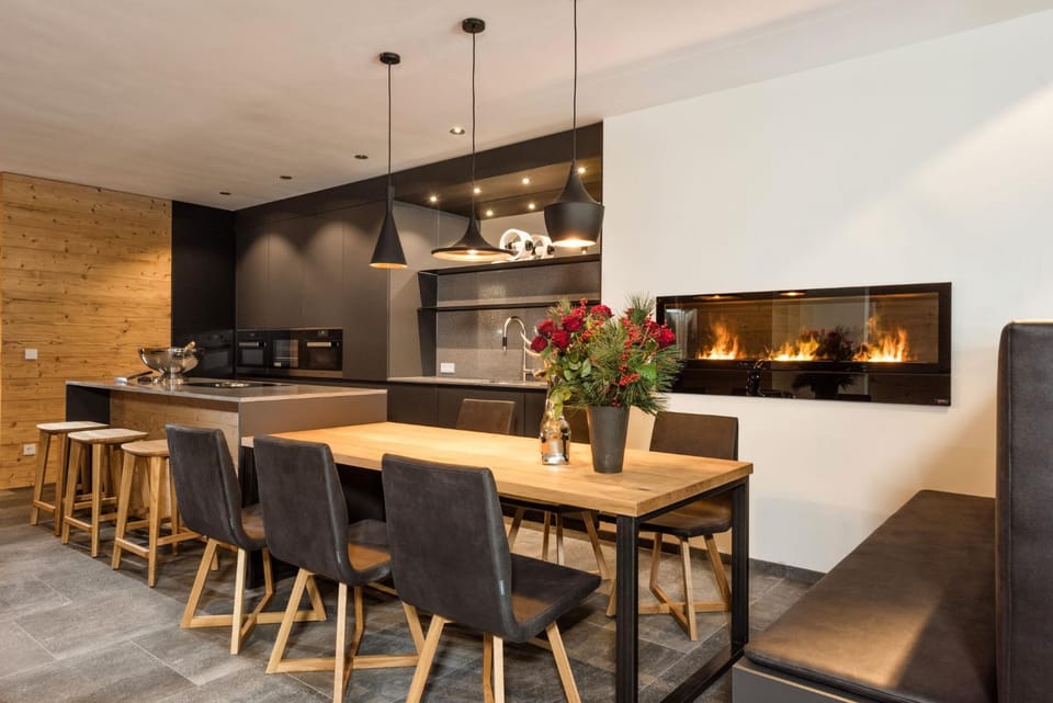 Kitchen or kitchenette, Dining area