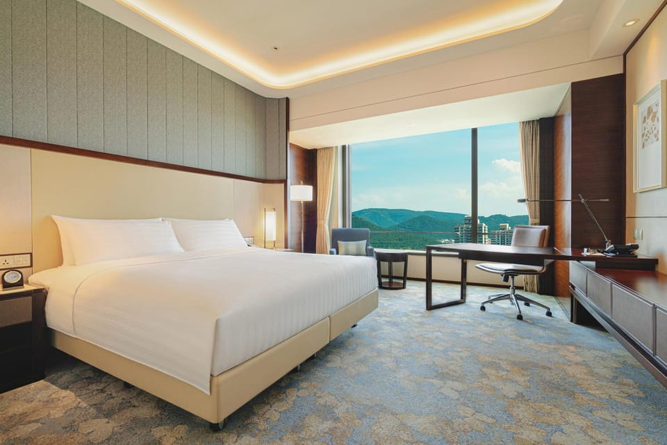 Photo of the whole room, Bedroom, Mountain view