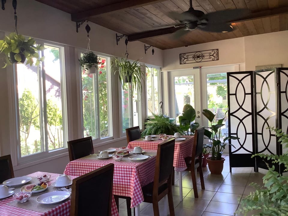 Dining area, Food