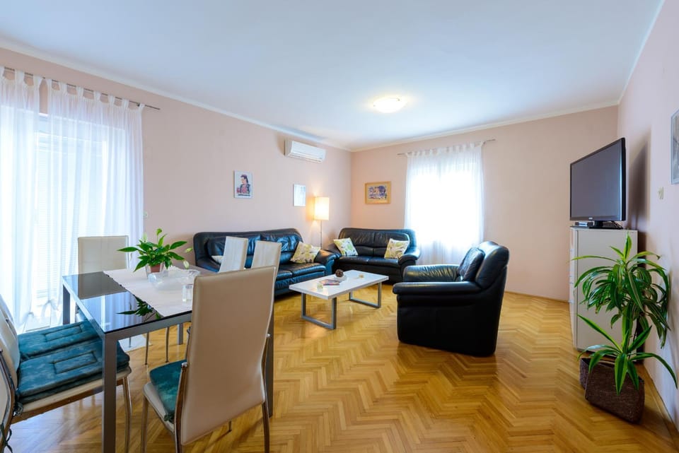 TV and multimedia, Living room, Seating area, Dining area