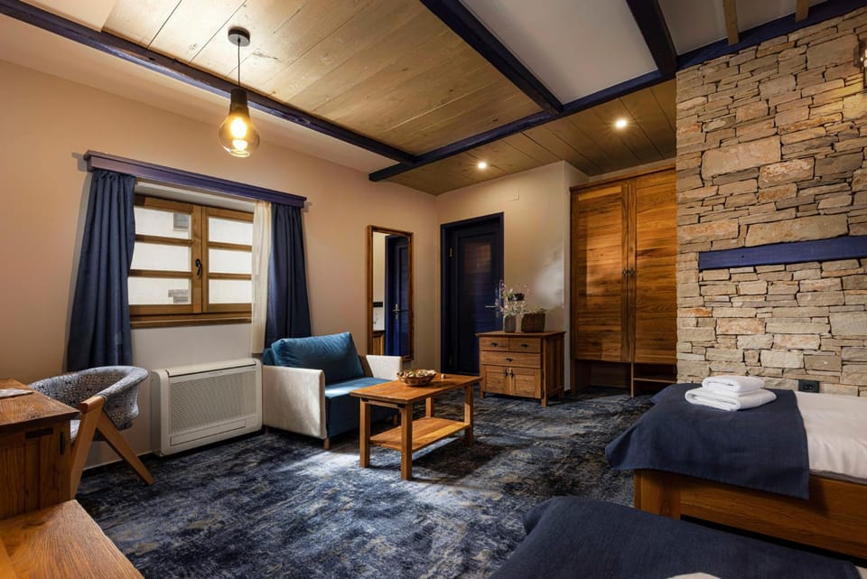 Bed, Seating area, air conditioner